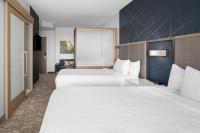 SpringHill Suites by Marriott Myrtle Beach Oceanfront客房内的一张或多张床位