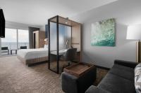 SpringHill Suites by Marriott Myrtle Beach Oceanfront客房内的一张或多张床位