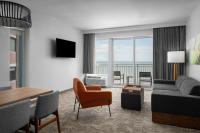 SpringHill Suites by Marriott Myrtle Beach Oceanfront的电视和&#47;或娱乐中心