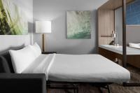 SpringHill Suites by Marriott Myrtle Beach Oceanfront客房内的一张或多张床位
