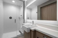 SpringHill Suites by Marriott Myrtle Beach Oceanfront的一间浴室