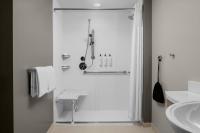SpringHill Suites by Marriott Myrtle Beach Oceanfront的一间浴室