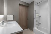 SpringHill Suites by Marriott Myrtle Beach Oceanfront的一间浴室