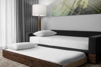 SpringHill Suites by Marriott Myrtle Beach Oceanfront客房内的一张或多张床位