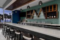 SpringHill Suites by Marriott Myrtle Beach Oceanfront酒廊或酒吧区
