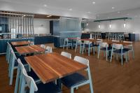 SpringHill Suites by Marriott Myrtle Beach Oceanfront餐厅或其他用餐的地方