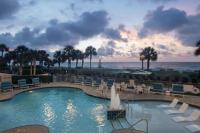 SpringHill Suites by Marriott Myrtle Beach Oceanfront内部或周边的泳池
