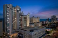 默特尔比奇SpringHill Suites by Marriott Myrtle Beach Oceanfront的夜晚的城市鸟瞰图