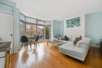 Hampstead Opulence Apartment - Luxurious Split Level Property的休息区