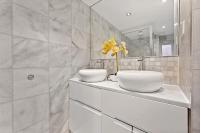 Hampstead Opulence Apartment - Luxurious Split Level Property的一间浴室