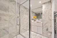 Hampstead Opulence Apartment - Luxurious Split Level Property的一间浴室