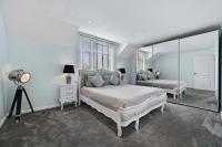 Hampstead Opulence Apartment - Luxurious Split Level Property客房内的一张或多张床位
