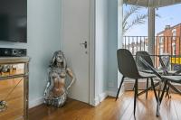 Hampstead Opulence Apartment - Luxurious Split Level Property的阳台或露台
