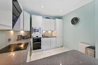 Hampstead Opulence Apartment - Luxurious Split Level Property的厨房或小厨房