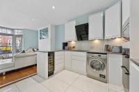 Hampstead Opulence Apartment - Luxurious Split Level Property的厨房或小厨房