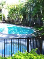 Bila Vista Kirra Beachside Apartments内部或周边的泳池