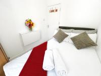 Luxurious House near Excel- Air Conditioning, 9 Beds, 2 Baths, Garden, fast WiFi客房内的一张或多张床位