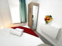 Luxurious House near Excel- Air Conditioning, 9 Beds, 2 Baths, Garden, fast WiFi客房内的一张或多张床位
