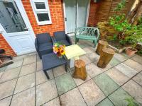 Luxurious House near Excel- Air Conditioning, 9 Beds, 2 Baths, Garden, fast WiFi的庭院或其他户外区域
