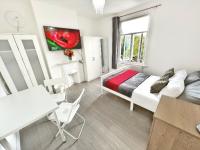 Luxurious House near Excel- Air Conditioning, 9 Beds, 2 Baths, Garden, fast WiFi客房内的一张或多张床位