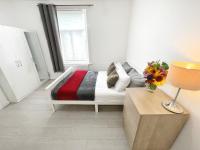 Luxurious House near Excel- Air Conditioning, 9 Beds, 2 Baths, Garden, fast WiFi客房内的一张或多张床位