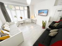 Luxurious House near Excel- Air Conditioning, 9 Beds, 2 Baths, Garden, fast WiFi的休息区