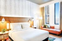 Hyatt Centric Downtown Denver客房内的一张或多张床位
