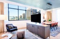 Hyatt Centric Downtown Denver的电视和/或娱乐中心