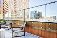 Hyatt Centric Downtown Denver的阳台或露台