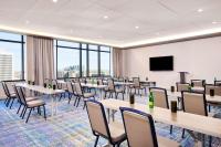 Hyatt Centric Downtown Denver的电视和/或娱乐中心