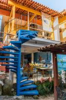 帕拉蒂Pousada Casa do Rio Hostel - 8 min do Centro Hístorico - Passeio de Barco com saída da Pousada -Pago a parte- Perto das Praias e Beira Rio的通往带船屋的蓝色楼梯