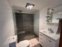 Palm beach Sydney, Modern home with water view的一间浴室