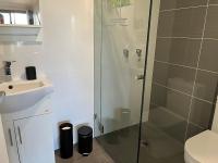 Palm beach Sydney, Modern home with water view的一间浴室