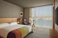 The Reykjavik EDITION客房内的一张或多张床位