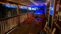 Rustic Cabin的阳台或露台