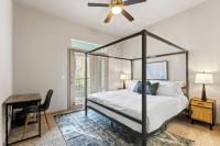 Spacious 2BR King Bed Suites Close to Downtown and Airport客房内的一张或多张床位