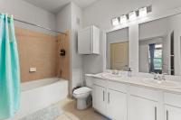 Spacious 2BR King Bed Suites Close to Downtown and Airport的一间浴室