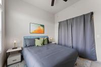 Spacious 2BR King Bed Suites Close to Downtown and Airport客房内的一张或多张床位