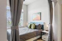Spacious 2BR King Bed Suites Close to Downtown and Airport客房内的一张或多张床位