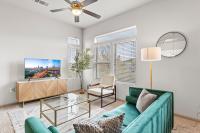 Spacious 2BR King Bed Suites Close to Downtown and Airport的电视和/或娱乐中心