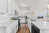 Spacious 2BR King Bed Suites Close to Downtown and Airport的厨房或小厨房