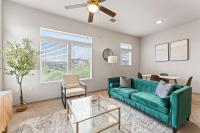 Spacious 2BR King Bed Suites Close to Downtown and Airport的休息区