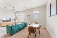Spacious 2BR King Bed Suites Close to Downtown and Airport的电视和/或娱乐中心