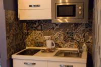 WANDERLUST NAPLES a place to stay的厨房或小厨房