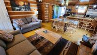 Rustic Cabin的休息区