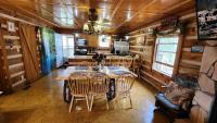 Rustic Cabin的休息区
