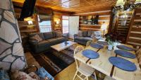 Rustic Cabin的休息区