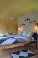 Nomad Glamping客房内的一张或多张床位