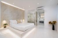 Cycladic Suites & Spa客房内的一张或多张床位