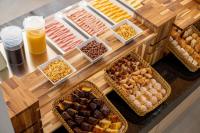 圣保罗Sooz Hotel Collection的餐桌上摆放着各种食物的自助餐